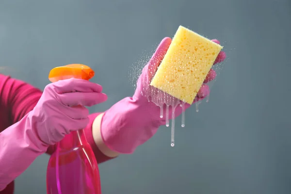 Ventana de lavado de mujer con detergente —  Fotos de Stock