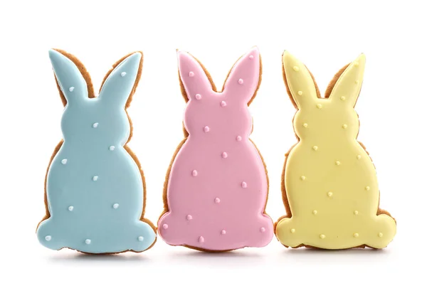 Biscoitos de Páscoa saborosos em forma de coelhos no fundo branco — Fotografia de Stock