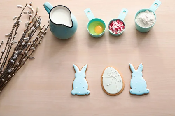 Samenstelling met smakelijke PaaS koekjes en ingrediënten op tafel — Stockfoto