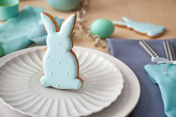 Nastavení velikonočního stolu se souborem cookie ve tvaru králíka — Stock fotografie