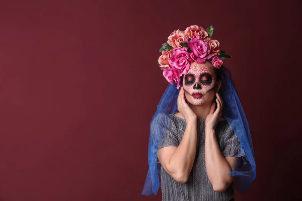 墨西哥死节当天，身穿彩绘骷髅头像的年轻女子出现在她的脸上 — 图库照片