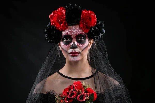 在黑暗的背景下, 墨西哥死亡日, 脸上涂满头骨的年轻女子 — 图库照片