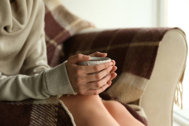 genç kadın evde sıcak çay içme