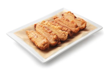 Beyaz arka planda derin kızarmış bebek Mısır koçanı ile plaka