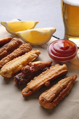 Derin kızarmış bebek Mısır cobs, sos ve masada Bira bardak ile soğutma raf