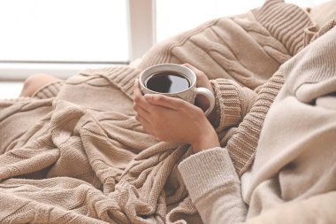 genç kadın evde sıcak çay içme