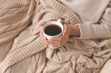 genç kadın evde sıcak çay içme