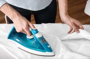 Evde Ütü Yapan Kadın