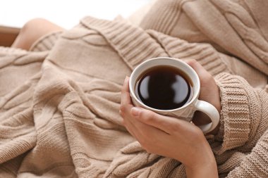 genç kadın evde sıcak çay içme