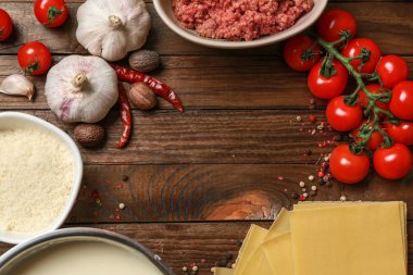 Ahşap masada lazanya için malzemelerle yapılmış çerçeve