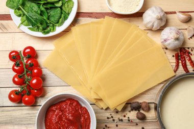 Ahşap masada malzemelerle lazanya levhalar