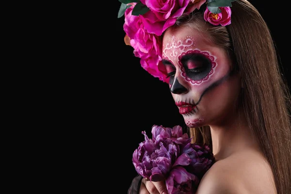 在黑暗的背景下, 墨西哥死亡日, 脸上涂满头骨的年轻女子 — 图库照片