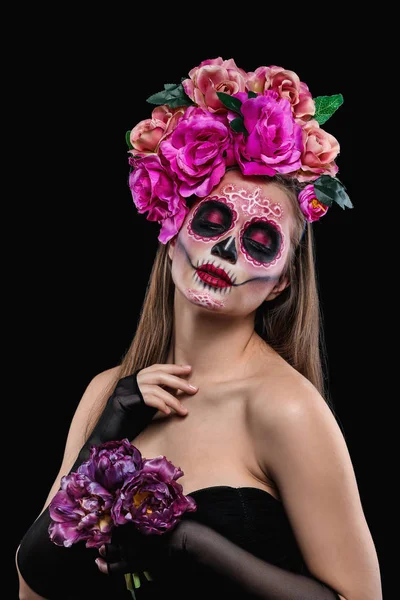 Jonge vrouw met geschilderde schedel op haar gezicht voor Mexico's dag van de doden tegen de donkere achtergrond — Stockfoto