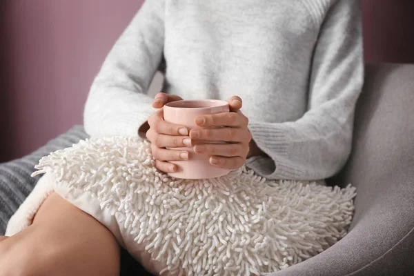 Jovem mulher bebendo chá quente em casa — Fotografia de Stock