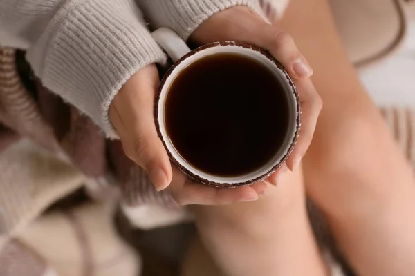 Jonge vrouw drinken van hete thee thuis, close-up — Stockfoto