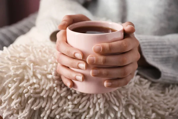 Mujer joven bebiendo té caliente en casa, primer plano — Foto de Stock