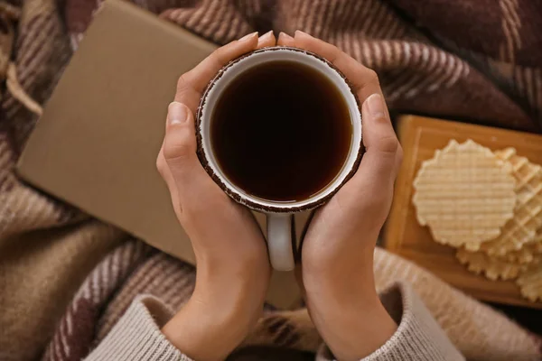 Fiatal nő otthon forró teát iszik — Stock Fotó