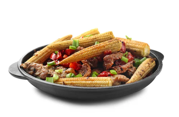 Обсмажування сковороди зі смачними кукурудзяними цицьками та м'ясом на білому тлі — стокове фото