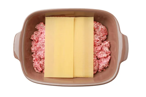 Zapiekanka z mięsem mielonym i arkuszami lasagne na białym tle — Zdjęcie stockowe