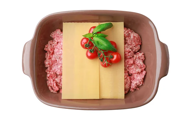 Zapiekanka z mięsem mielonym i arkuszami lasagne na białym tle — Zdjęcie stockowe