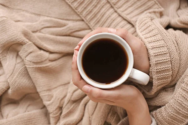 Fiatal nő iszik forró teát otthon, Vértes — Stock Fotó