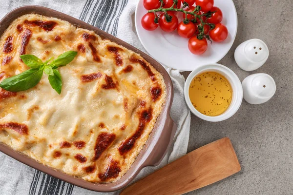 Gustose lasagne al forno su tavola grigia — Foto Stock