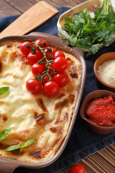 Gustose lasagne al forno sul tavolo — Foto Stock