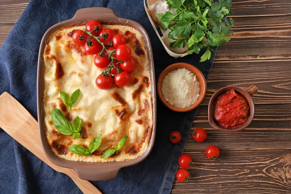 Deliziose lasagne al forno sul tavolo di legno — Foto Stock