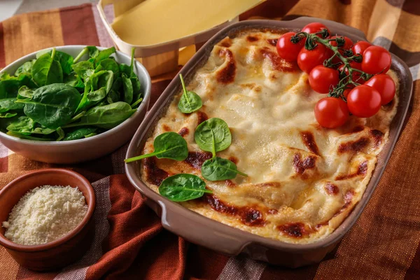 Gustose lasagne al forno sul tavolo — Foto Stock