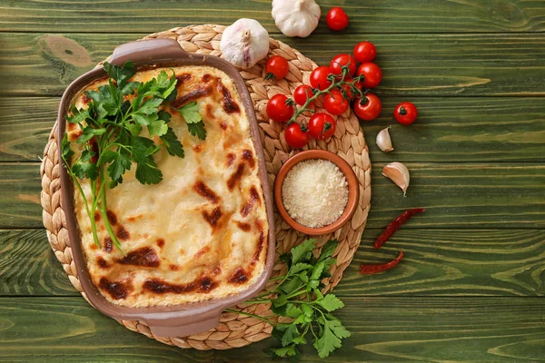 Deliziose lasagne al forno sul tavolo di legno — Foto Stock