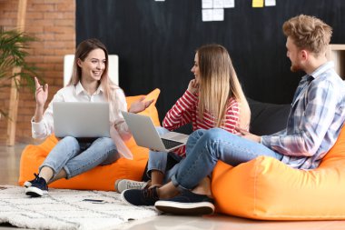 Genç bu modern ofisinde çalışan diğer uzmanlar