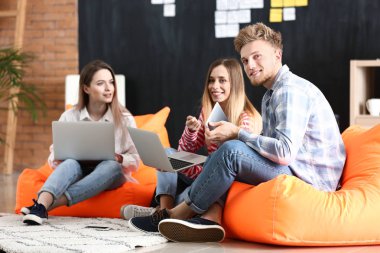 Genç bu modern ofisinde çalışan diğer uzmanlar