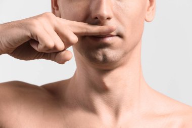 Adam ışık arka plan üzerinde yüz Masaj veren, kapatmak