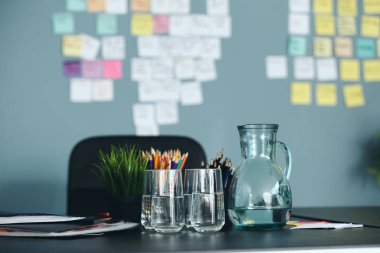 Bu modern ofis tabloda şirket