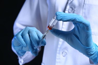 Güzellik uzmanı holding şırınga ile dolgu ve ampul, portre