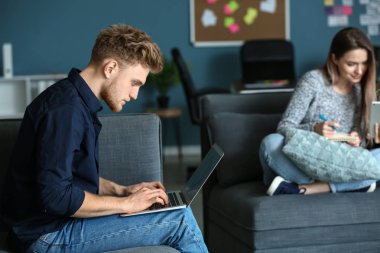 Modern ofisinde çalışan genç bu uzman