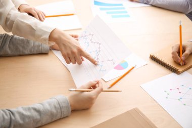 Konferans salonu iş toplantısı sırasında masada oturan arkadaşları