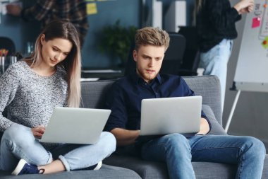 Genç bu modern ofisinde çalışan diğer uzmanlar