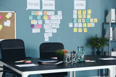 Bu modern ofis tabloda şirket