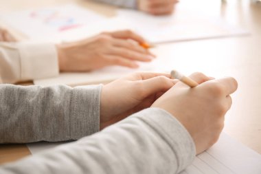 İş toplantısı sırasında masada oturan kadın