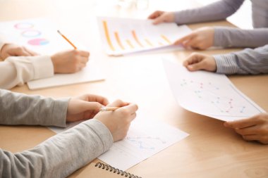 Konferans salonu iş toplantısı sırasında masada oturan arkadaşları