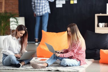 Genç bu modern ofisinde çalışan diğer uzmanlar