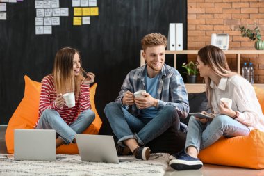 Genç bu modern ofisinde çalışan diğer uzmanlar