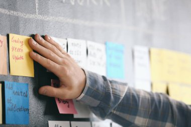 Scrum görev kurulu Office yakınındaki genç adam