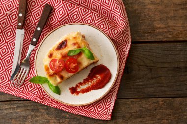 Lazanya ahşap masa üzerinde pişmiş lezzetli