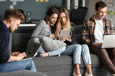 Genç bu modern ofisinde çalışan diğer uzmanlar