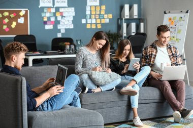 Genç bu modern ofisinde çalışan diğer uzmanlar