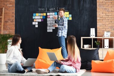 Genç bu modern ofisinde çalışan diğer uzmanlar