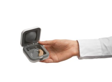 El ile işitme cihazı kutusunda beyaz arka plan üzerinde