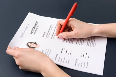 İK Yöneticisi eğitim işi devam ettirin aday masada